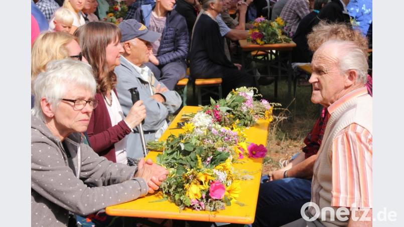 Viele der Gläubigen hatten Kräuterbüschl dabei, die gesegnet wurden. Bild: kro