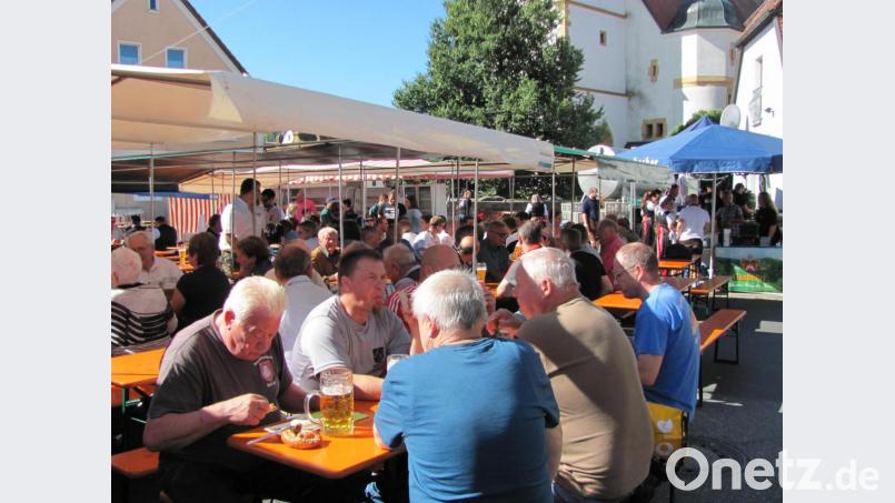Schon beim Frühschoppen ist der Marktplatz bestens gefüllt, Schlange stehen heißt es am Weißwurststand. Bild: sei