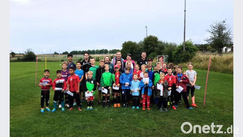 Die Teilnehmer des Minifußballcamps hatten viel Spaß in Köfering. Bild: svk