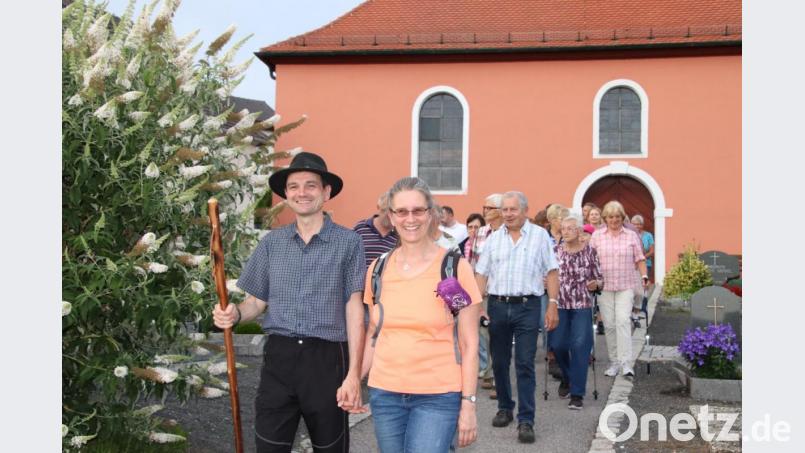 28 Wanderer begaben sich mit Pfarrer Klausfelder auf den Weg. Bild: rpp