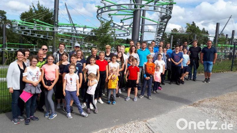 Mit Eltern, Geschwistern, Pfarrer Pater Anish George und den Betreuern Daniela Würstl und Sebastian Wolf waren die Ebnather Ministranten auf Ausflug in Pottenstein. Bild: soj