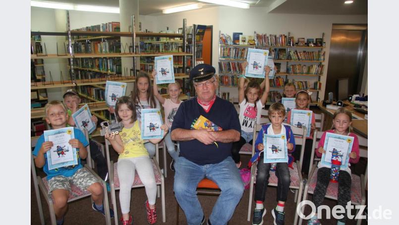 Werner Robl schlüpfte in die Rolle des Lummerländer Lokführers Lukas, um in der Gemeindebücherei aus Michael Endes Kinderbuch vorzulesen. Bild: exb