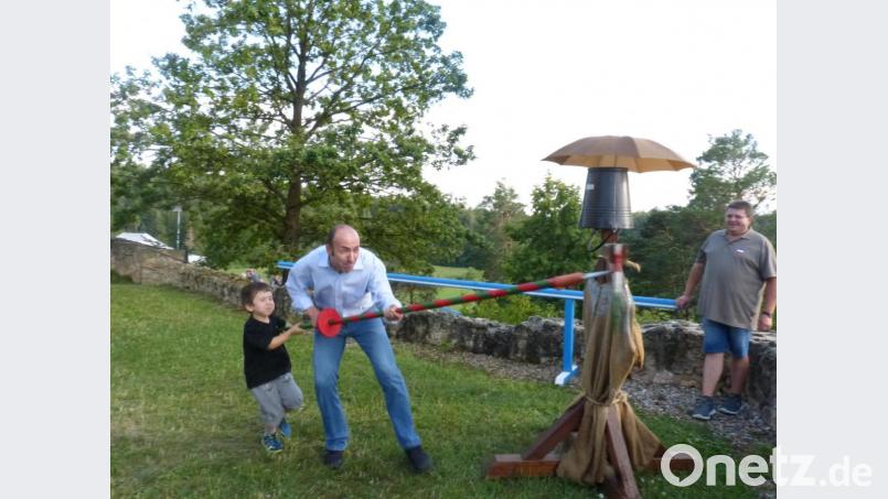 Manche kleiner Knappe holt sich zum Ritterstechen Verstärkung. Bild: fm