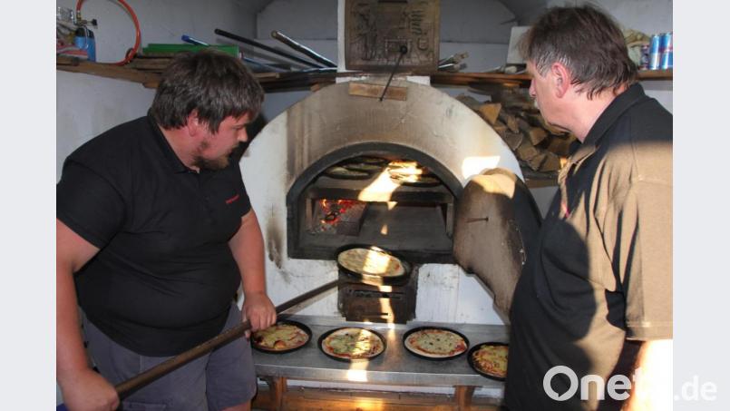 Die Pizzabäcker haben alle Hände voll zu tun. Bild: kro