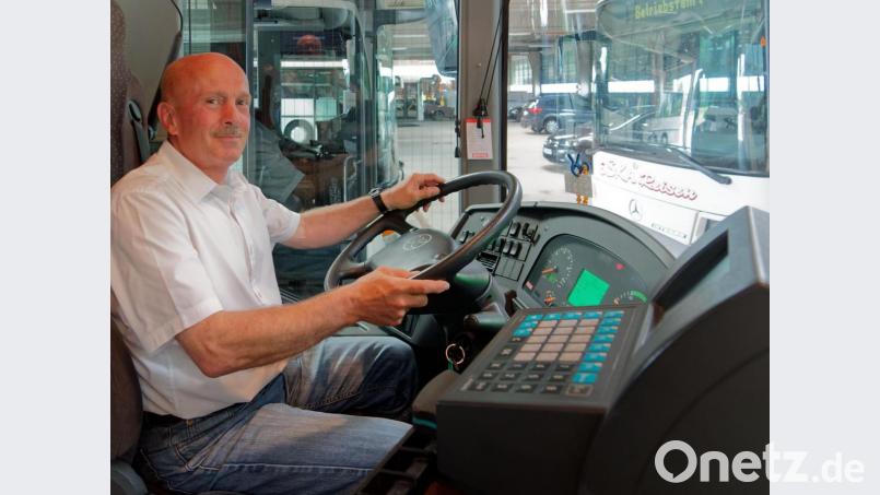 Kemal Salman in seinem Arbeitsgerät. Busfahren ist für ihn das Höchste. Vier Millionen Kilometer hat er bereits zurückgelegt – unfallfrei. Bild: tr