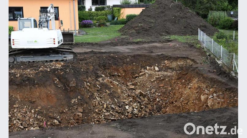 Eigentlich sollte die Baugrube in Haselmühl am Freitag fertig ausgehoben sein. Als der Bagger an der Ecke rechts oben knabberte, kam die 74 Jahre alte Fliegerbombe zum Vorschein. Seitdem ruhen die Arbeiten. Bild: Petra Hartl