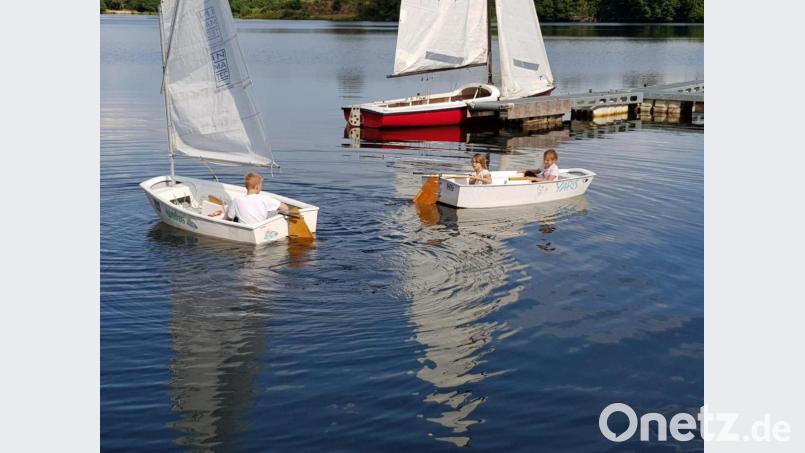 Mit den kleinen Booten, sogenannten „Optimisten“, kreuzten die Teilnehmer durch das Wasser im Hüttener Weiher. Bild: mma