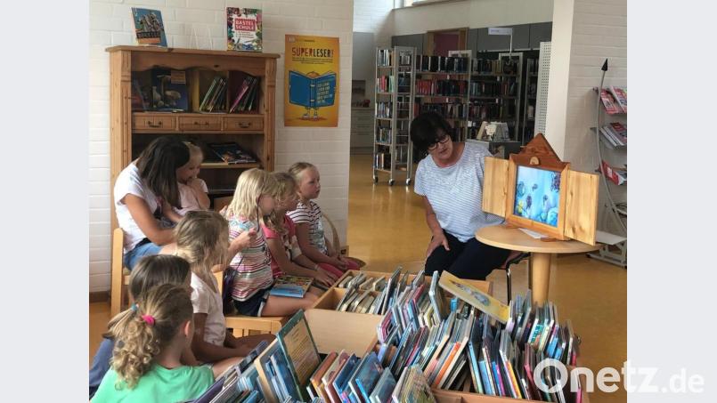 Mit großen Interesse lauschten die Kinder dem Märchen von Gisela Kreisel mit ihrem Bilderschaukasten. Bild: gz