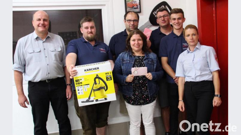 Karin Preßl (vorne zweite von rechts) gewann die 100 Euro von Bürgermeister Anton Kappl Bild: fz