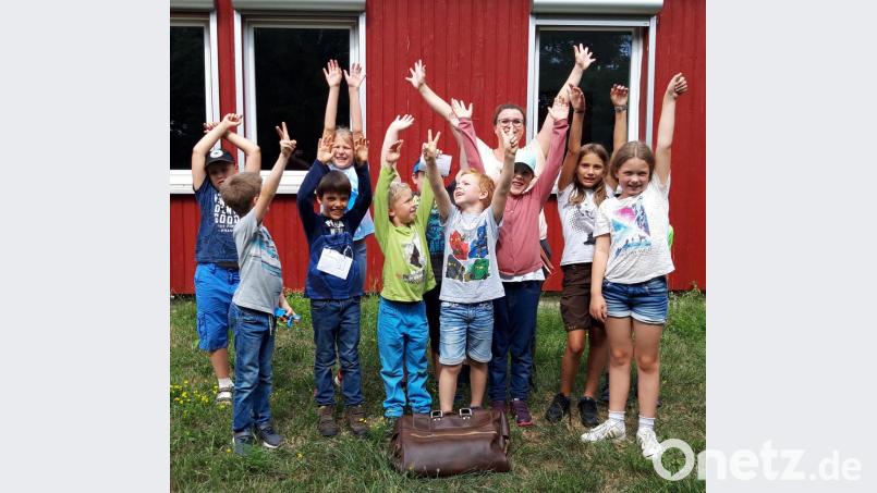 „Hurra“ – die jungen Detektive waren erfolgreich. Die Tasche des Bürgermeisters, gefüllt mit Süßigkeiten für die Kinder, ist gefunden. Bild: sön