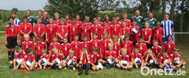 Gleich zu Beginn der Ferienzeit ist wieder mächtig was los auf dem Waldauer Sportgelände. 48 Nachwuchskicker jagen dem runden Leder nach und haben jede Menge Spaß. Der Teilnehmerrekord bestätigt den Verantwortlichen, dass sie mit dem Konzept den richtigen Weg eingeschlagen haben. Bild: dob