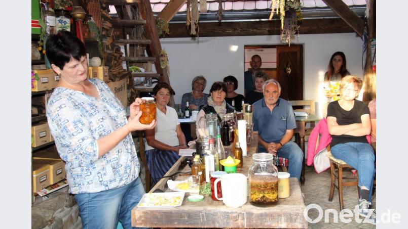 Als Kennerin von Kräutern erweist sich Referentin Rita Käs aus Buch. In ihrem Vortrag erklärt sie, wie man Salben und Pasten herstellt, Öle ansetzt, Sirup und Limonaden oder köstliche Brotaufstriche herstellt. Bild: prh