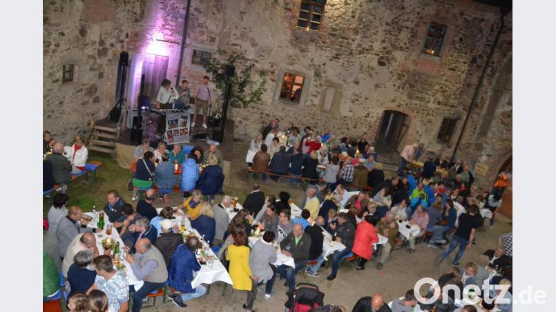 Viele Besucher kamen zum Weinfest im Schloss Burgtreswitz. Das Duo „Benni &amp; Ritsch“ spielte den ganzen Abend bestens auf und wurden mit Beifall belohnt. Bild: gi