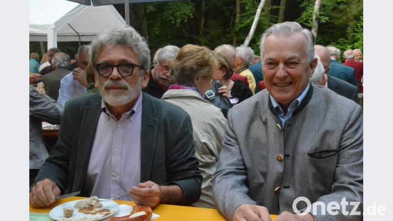 OWV-Hauptvereinschef Manfred Messner (links) und Zweigvereinsvorsitzender Alois Lukas feiern 95 Jahre Vierlingsturm. Bild: Kunz