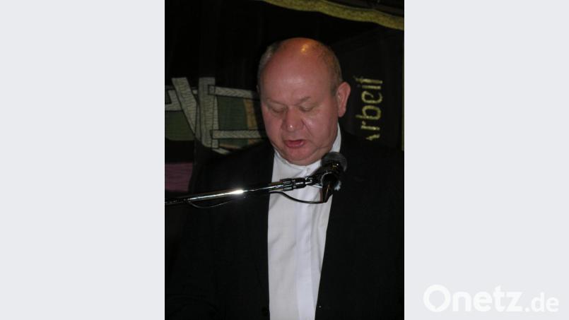 Dekan Johann Klier aus Selb verlas bei der Verabschiedung von Pfarrer Hans Riedl aus Neusorg ein Dankschreiben von Bischof Dr. Rudolf Voderholzer und überreichte ihm eine Dankmedaille. Bild: öt
