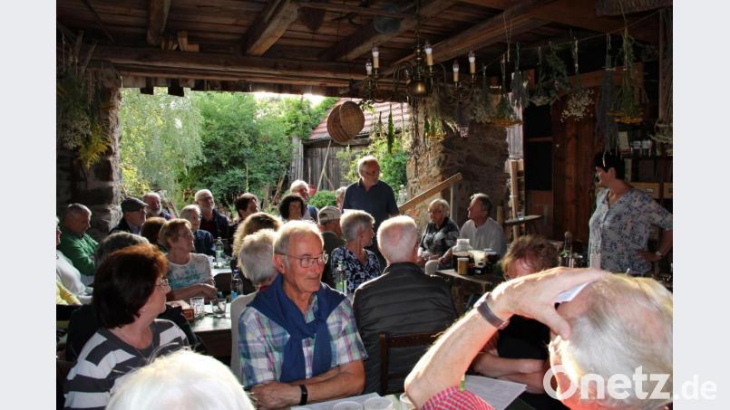 40 Gäste begrüßt Vorsitzender Ernst Umann (stehend) zur zweiten Sitzweil des Oberpfalzvereins in der vollbesetzten Scheune des Lederer-Hofs in der Lindenstraße. Bild: prh