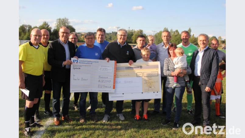 5000 Euro von der BFV-Sozialstiftung, 1200 Euro vom FSV Tirschenreuth und 150 Euro von den Schiedsrichtern erhielt die Familie Bauer. Unser Bild zeigt von links, die Schiedsrichter Siegfried Tabbert, Peter Kemnitzer, Bürgermeister Franz Stahl, Peter Kempf, FSV-Vorsitzender Herbert Sladky, FSV-Spielleiter Jürgen Rieger, Bezirksvorsitzender Thomas Unger, Steve Bauer mit Lukas und Lina, Klaus Bauer, Anita Bauer mit Enkelchen Lias, Huberth Rosner und Mitterteichs Bürgermeister Roland Grillmeier. Bild: kro