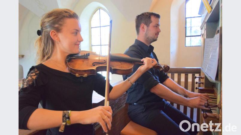 Ronja Rosemann an der Geige und Roland Nitzbon an der Orgel spielen für die Renovierung des Glockenturms in St. Magdalena. Bild: no