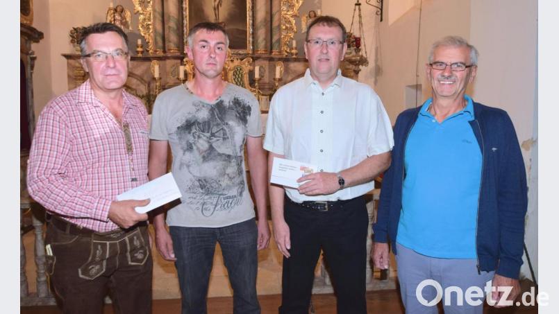 Bei der Spendenübergabe (von links): Jagdpächter Rudi Kummert, Kirchenpfleger Christian Graf,, Jagdvorsteher und Kirchenverwaltungsmitglied Otmar Meier sowie Kirchenverwaltungsmitglied Josef Englhard. Bild: no