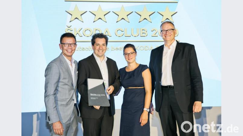 Stefan N. Quary (Leitung Vertrieb Skoda Auto Deutschland, links) und Frank Jürgens (Geschäftsführer Skoda Auto Deutschland) gratulieren Michael Brucker und Anja Brucker (Zweiter und Dritte von links) zur Auszeichnung. Bild: Auto Brucker GmbH/exb