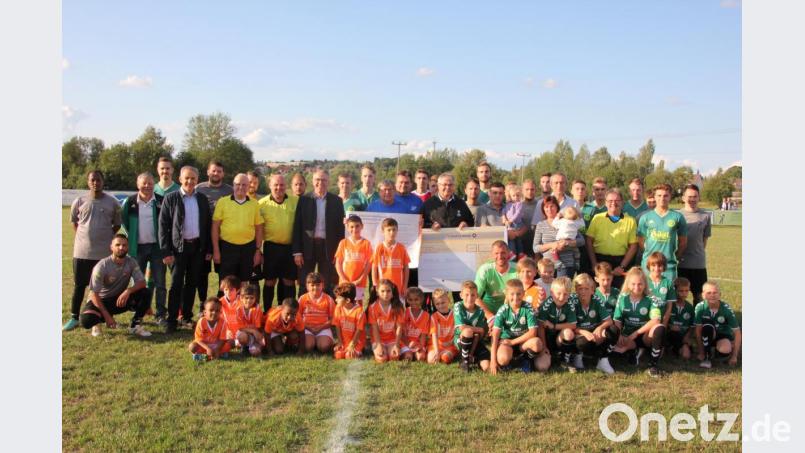 Unser Bild zeigt beide Teams, den SV Mitterteich und die Tirschenreuther Stadtauswahl, vor dem Benefizspiel. Mit auf dem Bild die Einlaufkinder des FSV Tirschenreuth, die Ehrengäste und die Familie Bauer. Bild: kro