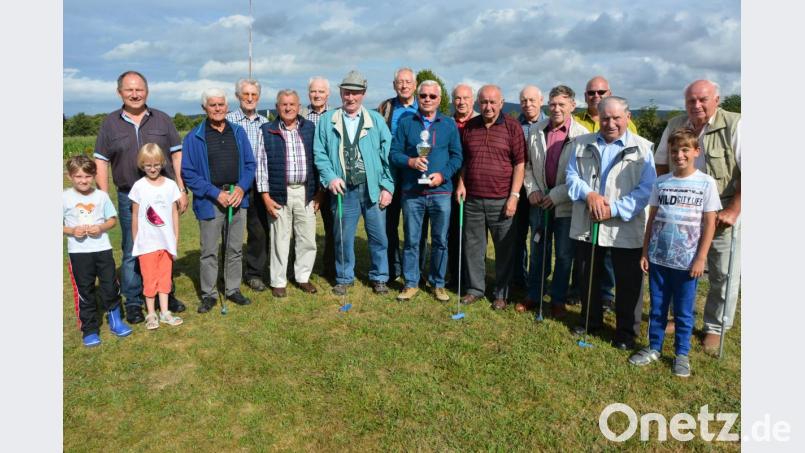 Bereits zum 19. Mal fand ein Minigolfturnier der ehemaligen Alte-Herren-Fußballer des TSV Neualbenreuth statt. Im Bild die Teilnehmer um Sieger mit Gerhard Sieder (Mitte, mit Pokal) zusammen mit Anlagen-Betreiber Martin Weiß (links), Organisator Oswald Jäger (Dritter von links) und Bürgermeister Klaus Meyer (Vierter von rechts). Bild: jr