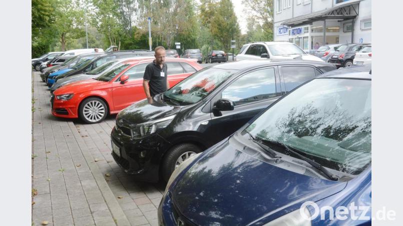Kein leichter Job: Security-Mann K. wacht über den Action-Parkplatz in der Friedrich-Ebert-Straße. Bild: Gabi Schönberger