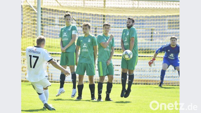 Germanen-Neuzugang Thomas Behrend (links) zirkelt einen direkten Freistoß in Richtung des Köferinger Tores. Bild: Ziegler