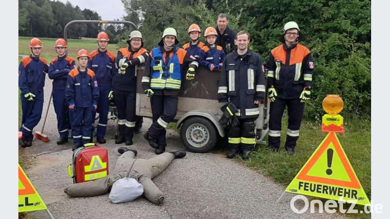 Die acht Jugendlichen mit ihren Betreuern bei der 24-Stunden-Übung der Feuerwehr Sunzendorf. Bild: no