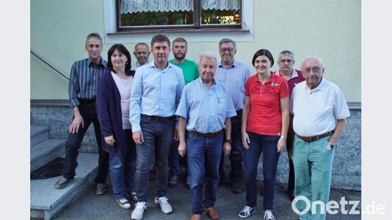Die gewählte Vorstandschaft des Böhmerwaldturmvereins, an der Spitze Vorsitzender Gerald Reiter (Vierter von links). Mit im Bild Birgit Höcherl (Zweite von links), die für zehnjährige Mitgliedschaft ausgezeichnet wurde. Bild: mmj