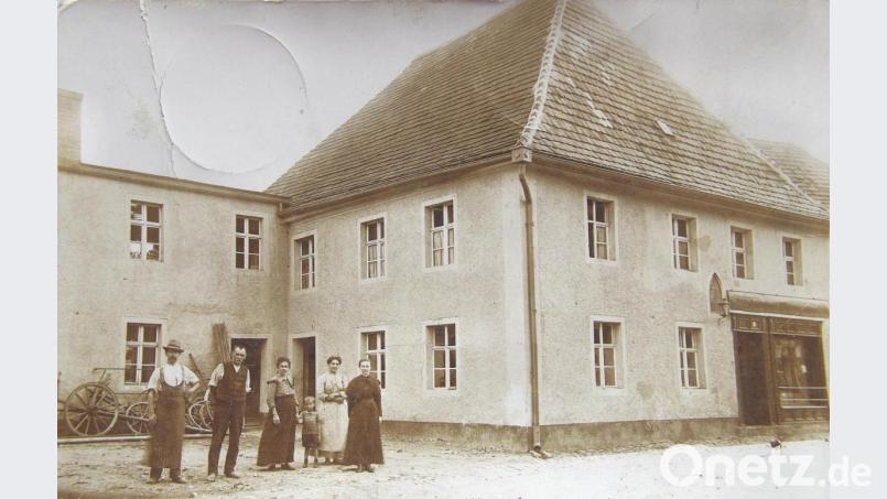 So sah das Haas-Geschäftshaus mit der 1893/94 angebauten Schmiedewerkstatt (links) aus. Erst 1938 wurde die Ansicht im Nordosten durch einen Erker verändert. Bild: exb