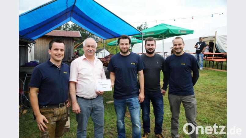Eine Spende in Höhe von 1000 Euro überreichte Firmeninhaber Alfons Meierhöfer (zweiter von links) an den zweiten Vorsitzenden der Dorfgemeinschaft Christian Kraus (dritter von rechts). Mit auf dem Bild Juniorchef Florian Meierhöfer (zweiter von rechts) sowie die Vorstandsmitglieder (von links) Manuel Köllner und Andreas Kraus. Bild: njn