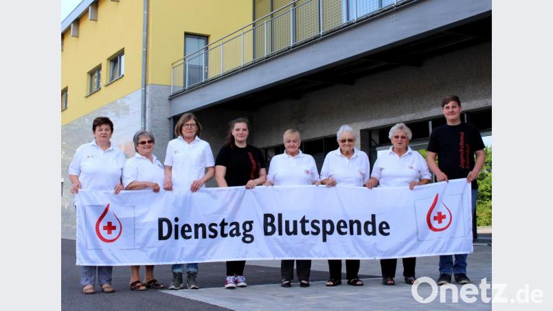 Das Blutspendeteam der BRK-Bereitschaft und des Jugendrotkreuzes freuen sich schon auf den nächsten Dienstag. Mit auf dem Bild zweite BRK-Bereitschaftsleiterin Anneliese Huhnke (dritte von rechts). Bild: njn