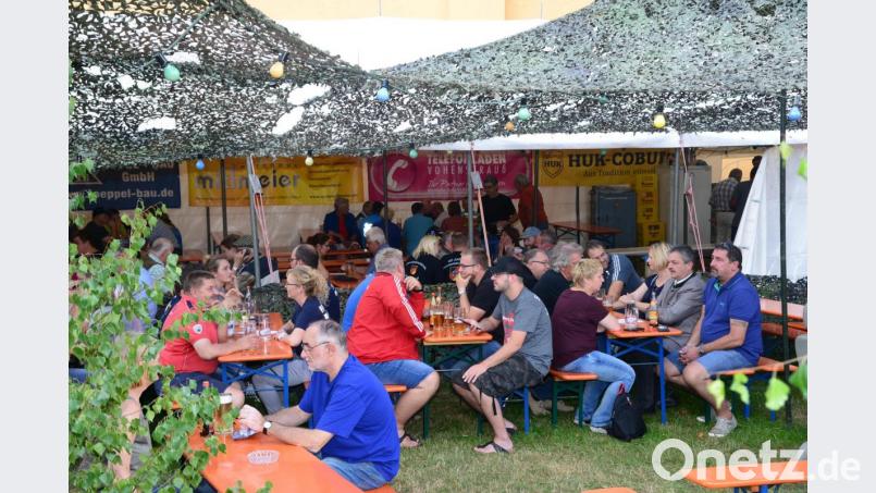 Für viele Gäste ging es vom Frühschoppen nahtlos zum Mittagessen über. Bild: bey