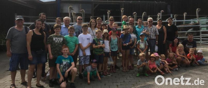 Die Freien Wähler Freihung besuchen als Beitrag zum Ferienprogramms mit 27 Kindern den Straußenhof Kotzenbach bei Püchersreuth. Mit dabei Bürgermeister Norbert Bücherl (links), daneben Farmbesitzerin Karin Franz, Zweiter Bürgermeister Helmut Klier (stehend, Siebter von links), FW-Vorsitzender Reinhard Seidl (stehend, Fünfter von rechts, mit Kind in den Armen) und Marktrat Oskar Götz (stehend, Dritter von rechts). Bild: nbu
