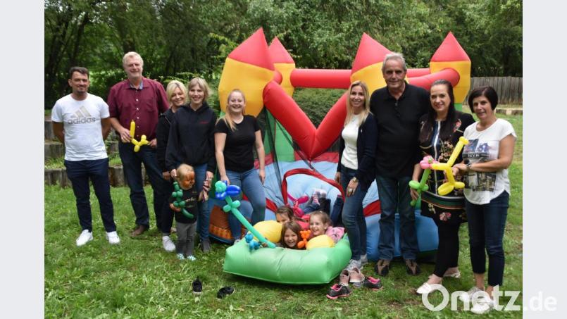 Über guten Besuch des Sommerfests freute sich Narrhalla- Fördervereins- Chef Horst Fuchs (Dritter von rechts). Bild: hcz