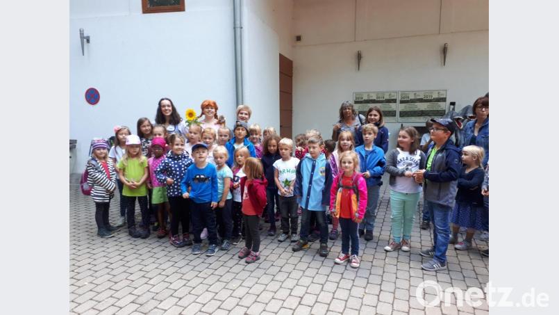 Nach der Vorstellung verabschiedeten sich die Kinder von „Pippi Langstrumpf“ (hintere Reihe). Bild: jzk