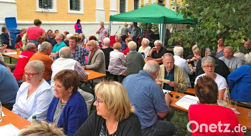 Viele Gäste geben sich ein Stelldichein" beim ersten Sommerfest der SPD im Schlossgarten. Bild: mef