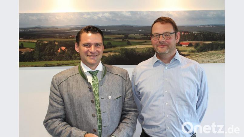 Michael Völkl (rechts) stellte sich als neuer Leiter des Beruflichen Schulzentrums II bei Landrat Thomas Ebeling vor. Bild: exb