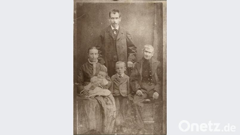 Um das Jahr 1888 ist dieses Foto entstanden, das drei Generationen Haas zeigt: Andreas Haas (stehend) lebte von 1853 bis 1921, links seine Frau Maria Theresia mit Tochter Maria Magdalena, in der Mitte Michael Andreas (1883 bis 1951) und rechts Michael Haas (1819 bis 1892), der als Stammvater der Eisenwarenhandlung gilt. Bild: exb