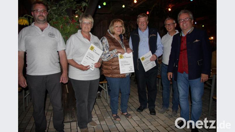 Zum Weinabend gehörten auch Ehrungen. Bürgermeister Toni Dutz gratulierte den Ausgezeichneten. Im Bild von links Ralf Strobl, Theresia Kreger, Ingrid Schmid, Engelbert Schmid und Tino Kaiser sowie Bürgermeister Toni Dutz. Bild: wro