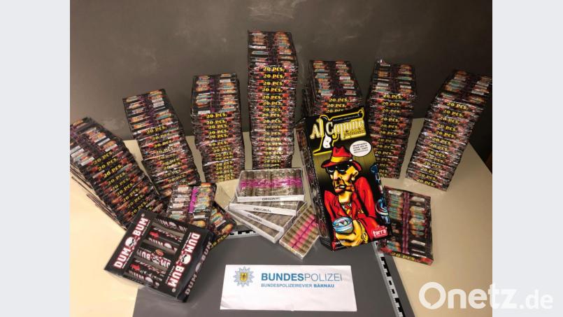 Mehr als 30 Kilogramm illegale Pyrotechnik beschlagnahmten Fahnder der Bärnauer Bundespolizei bei zwei Holländern. Bild: Bundespolizei/exb