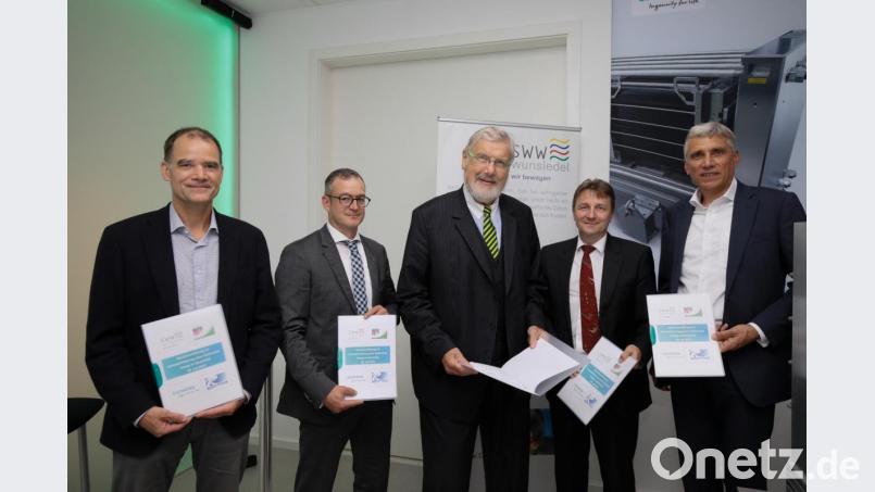 Die Absichtserklärung zur Kooperation beim Elektrolyse-System ist unterschrieben. Im Bild von links Ingo Rießner (Rießner-Gase GmbH), Marco Krasser (Geschäftsführer SWW Wunsiedel), Bürgermeister Karl-Willi Beck, Bernd Koch (Leiter Siemens Dezentrale Energiesysteme Deutschland), Eric Michael Klein (Siemens Corporate Technologies). Bild: SWW Wunsiedel/exb