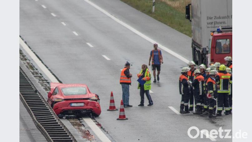 Der rote Porsche hat nach dem Unfall nur noch Schrottwert. Bild: dtr