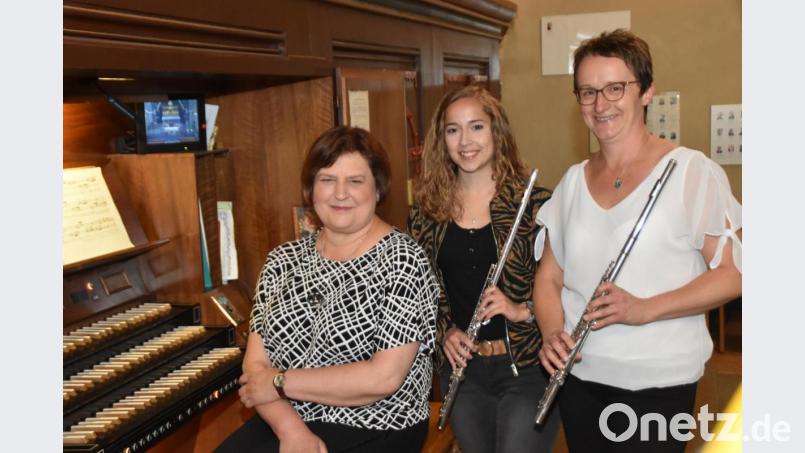 Klara Bäumler, Annemarie Bauer und Marion Elling (von links) begeisterten bei der siebten &quot;musikalisch gestalteten Mittagsandacht&quot; dieses Sommers. Bild: hcz