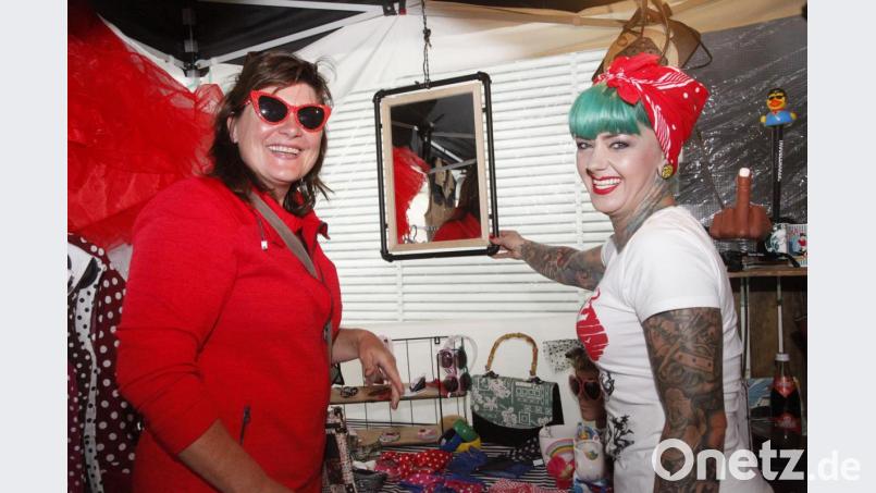 Tattoo-Model Martina Koschkar (rechts) lockte die Besucher mit Vince-Angeboten an ihren Stand. Bild: Hirsch