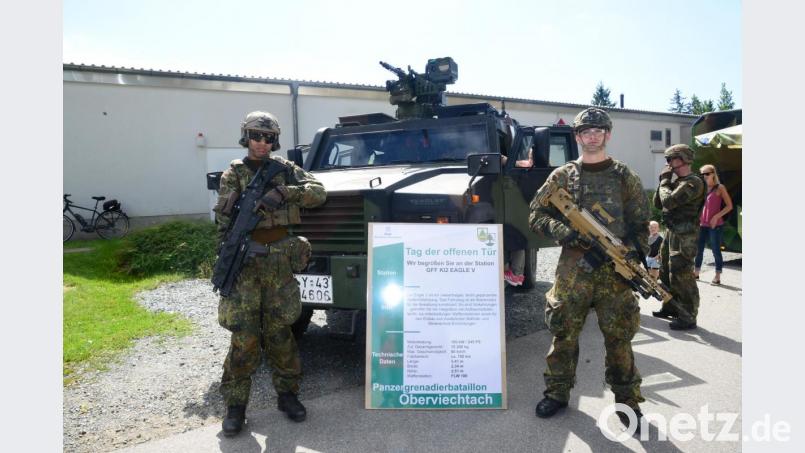 Die Patenkompanie der Stadt Vohenstrauß aus Oberviechtach präsentierte sich in diesem Jahr mit einem Eagle V, einem leicht gepanzerten Geländefahrzeug. Die Soldaten zeigten sich in voller Ausrüstung. Bild: bey