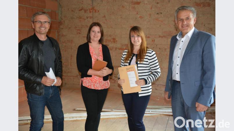 Im Bild (von links) Architekt Thomas Sticht, Christiane Bleistein (Seniorenbüro), Franziska Heinrich (Bauamt) und Bürgermeister Roland Grillmeier Bild: jr