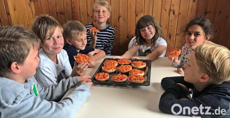 Vom Einkaufen und Gemüse schneiden, bis hin zu belegen und backen, die runden Pizzas schmeckten prima. Die Ferienaktion ist bei der AWO leider schon zu Ende. Bild: R. Kreuzer