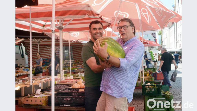 Melonen können ganz schön schwer sein. Bei „Ibo“ auf dem Wochenmarkt erinnert sich Volker Klitzing an die Zeit vor über 40 Jahren, als er neben dem Studium auf dem Viktualienmarkt in München jobbte. Bild: Gabi Schönberger
